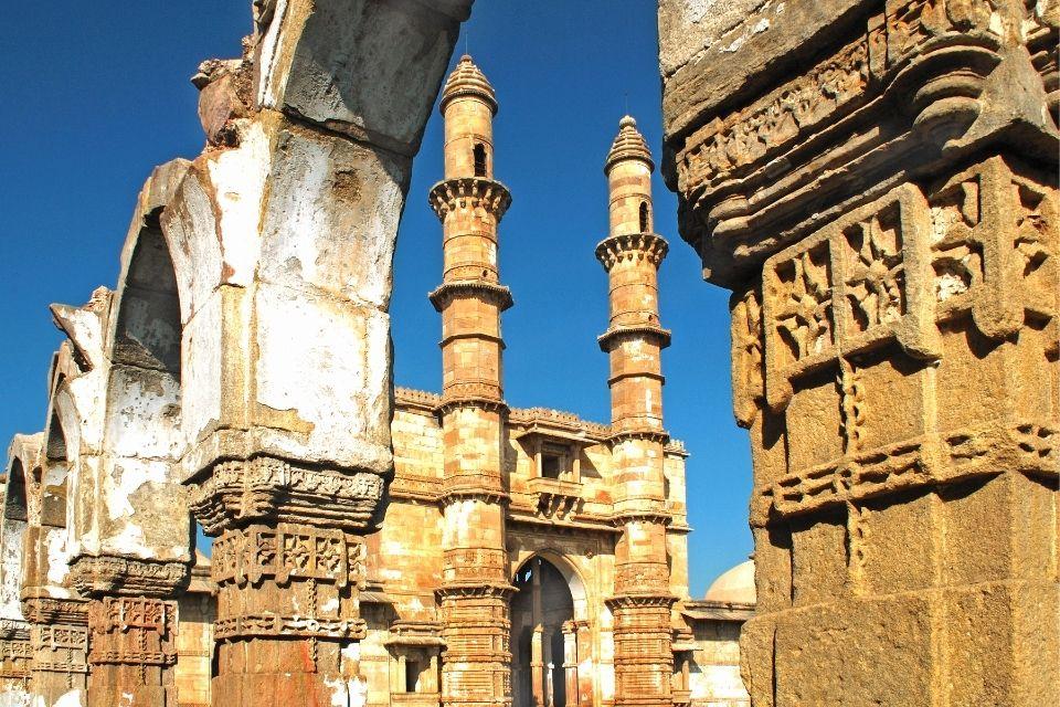 Vrijdagmoskee tussen de ruÏnes van Champaner India