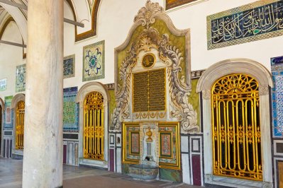 De versierde buitenkant van het Topkapipaleis in Istanbul, Turkije De versierde buitenkant van het Topkapipaleis in Istanbul, Turkije