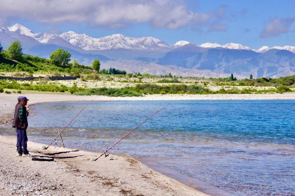Vissers langs het meer van Issyk-Kul  Kirgizië