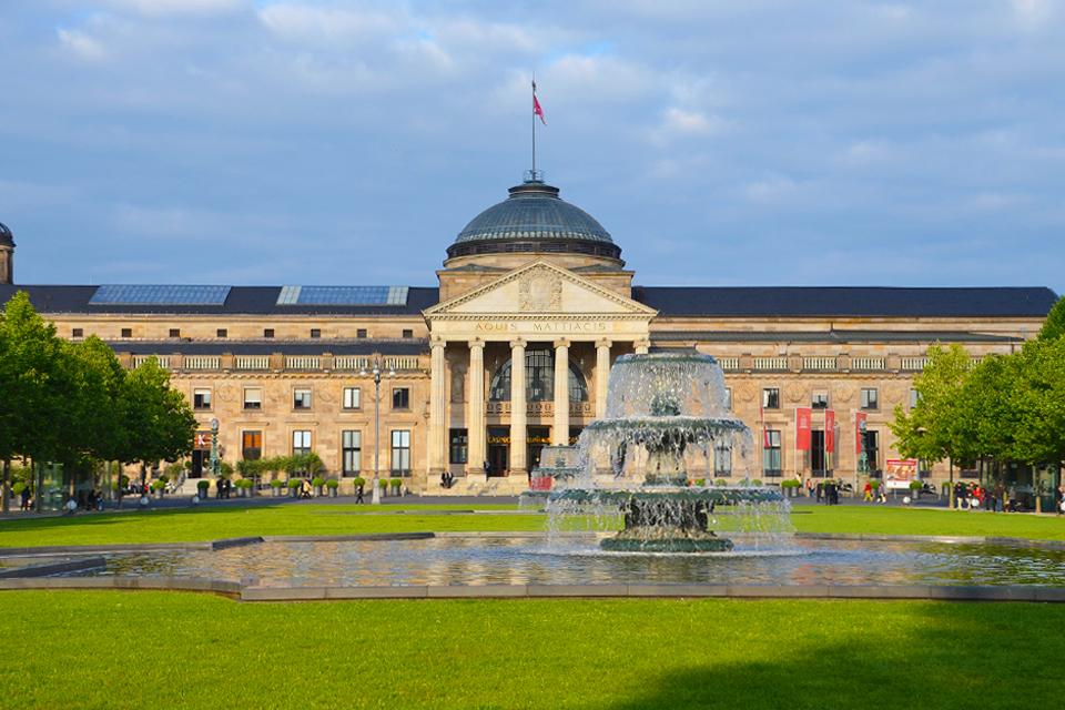 Het Kurhaus in Wiesbaden, Duitsland