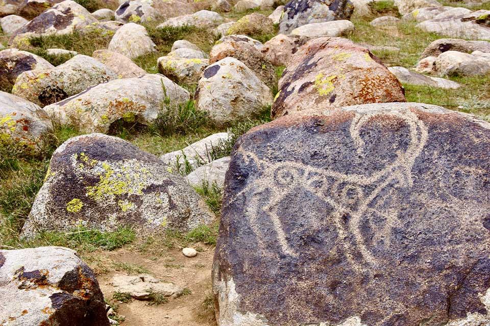 Rotstekeningen Cholpon-Ata, Kirgizië | Foto: Peter van de Wiel