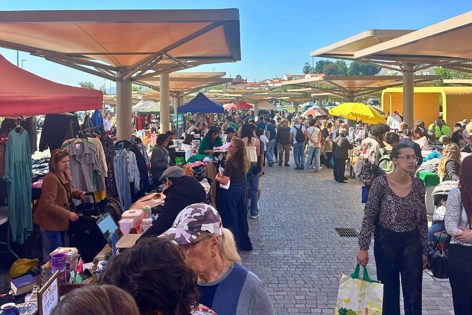 De vlooienmarkt Feira da Vandoma in Porto Portugal