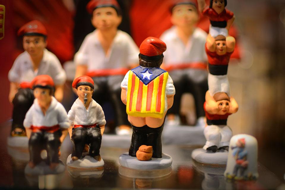 Kerstversiering 'poeperdjes' met Catalaanse vlag, Barcelona, Spanje