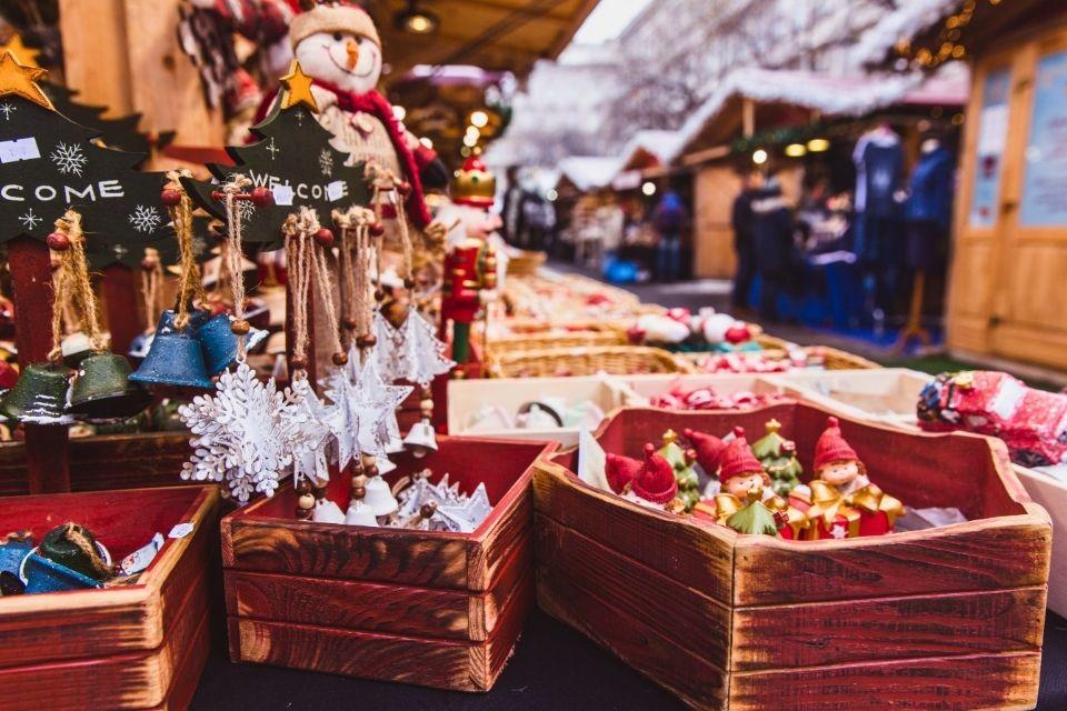 Kerstversiering op de kerstmarkt in Boedapest Hongarije