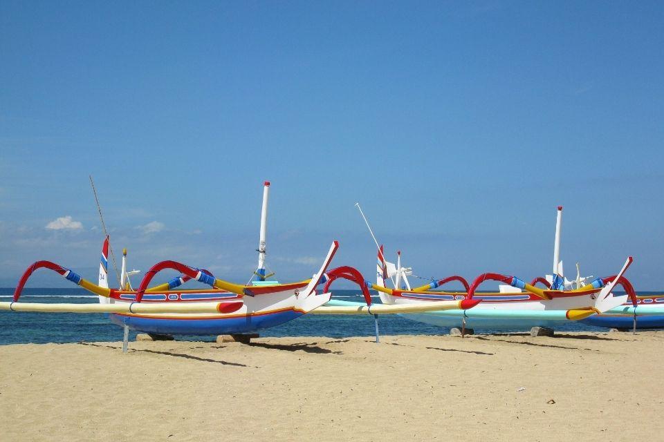Bootjes aan het strand van Sanur, Bali, Indonesië