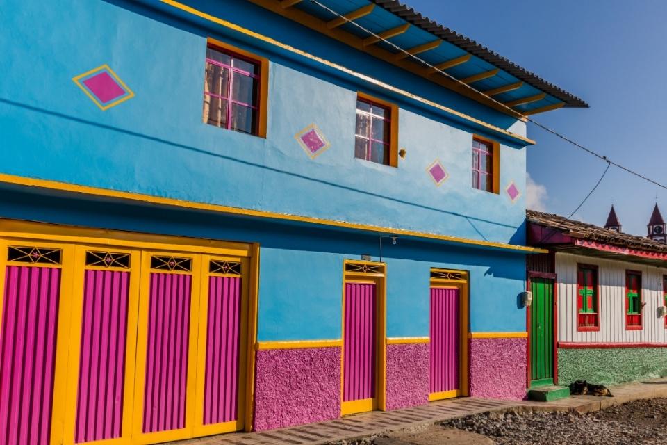 Kleurrijke huizen in San Felix, Colombia