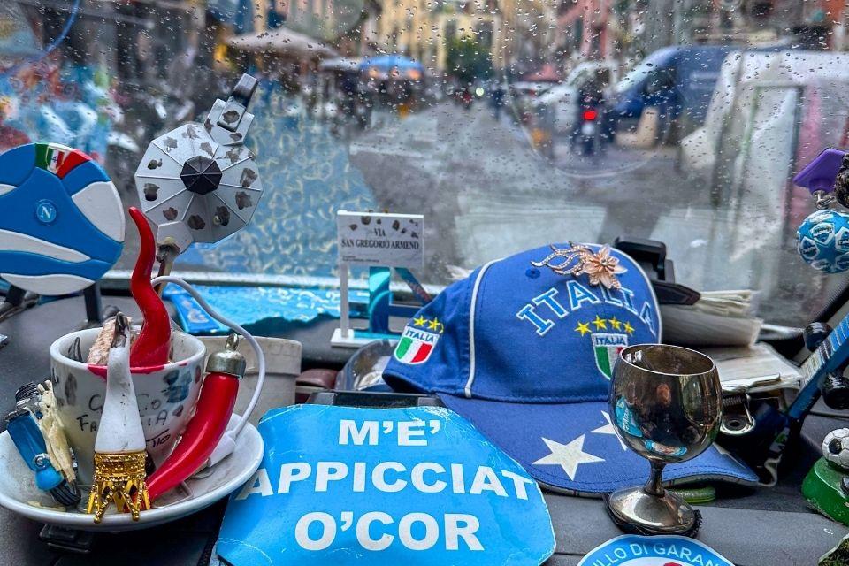 Altaar voor Diego Maradona in de taxi | Foto Harm Hakkoer