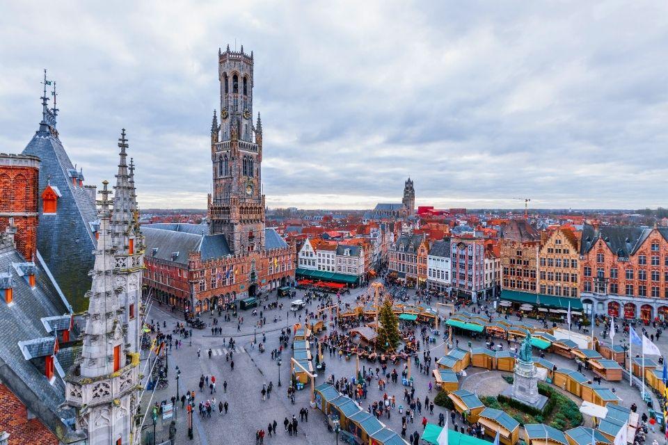 Belfort en de Grote Markt in Brugge België