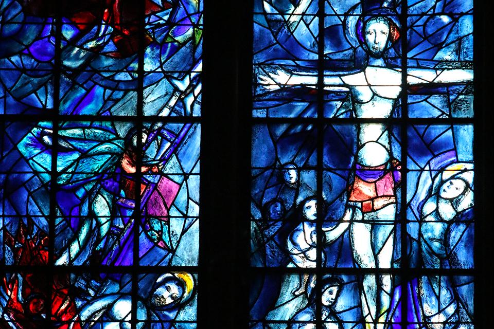 Detail glasvenster Chagall in de kathedraal van Reims, Frankrijk