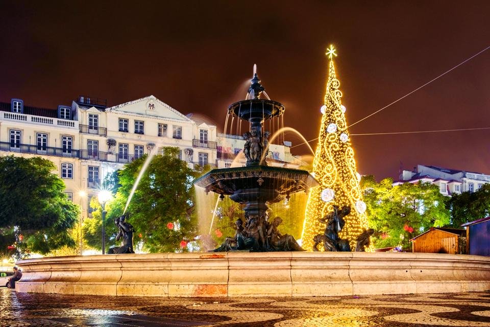 Het Rossio-plein in Lissabon, Portugal, tijdens kerst