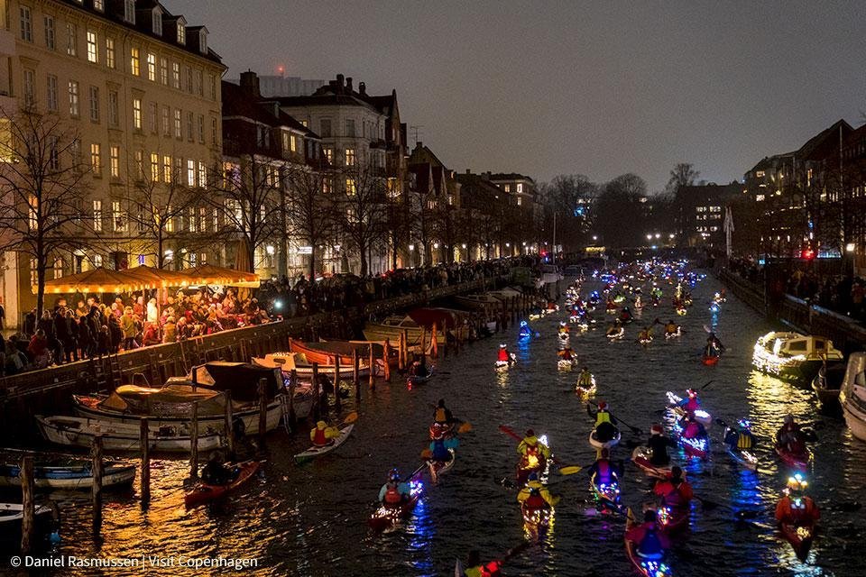 Santa Lucia kayaktocht in Kopenhagen, Denemarken | Foto: Daniel Rasmussen, Visit Copenhagen