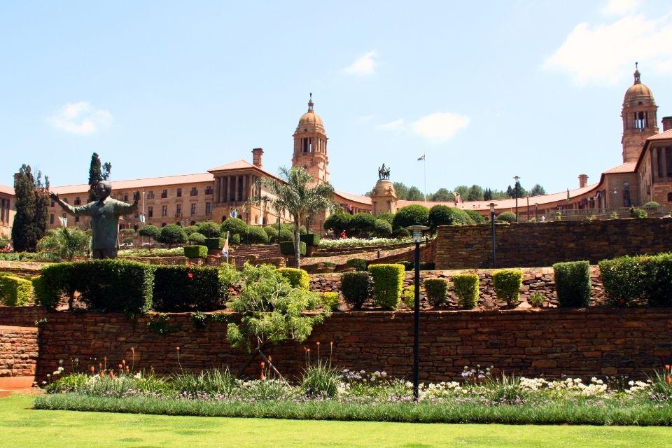 Uniegebouwen met standbeeld van Nelson Mandela in Tshwane (Pretoria) Zuid-Afrika