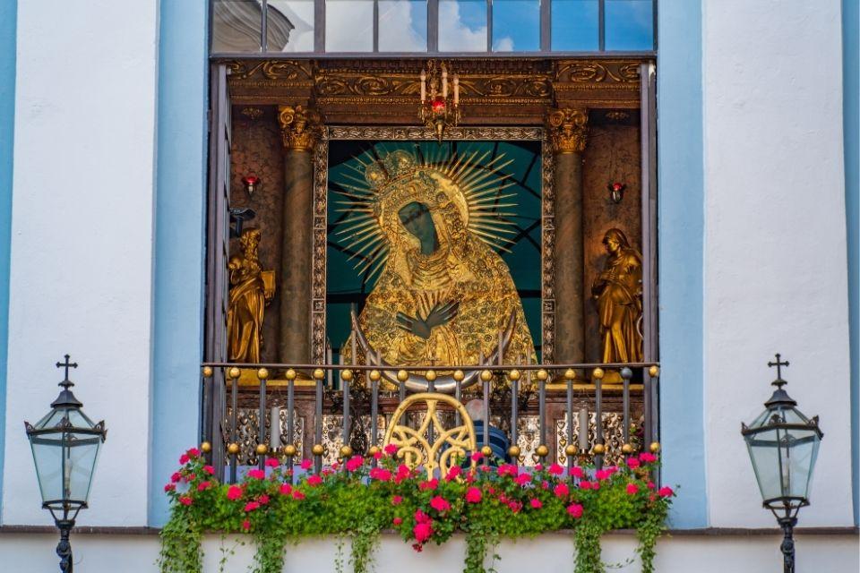 Icoon van de maagd Maria in de stadspoort van Vilnius