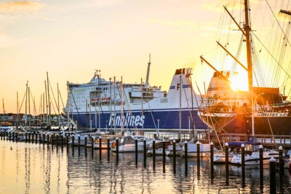 De ferry in de haven van Travemünde