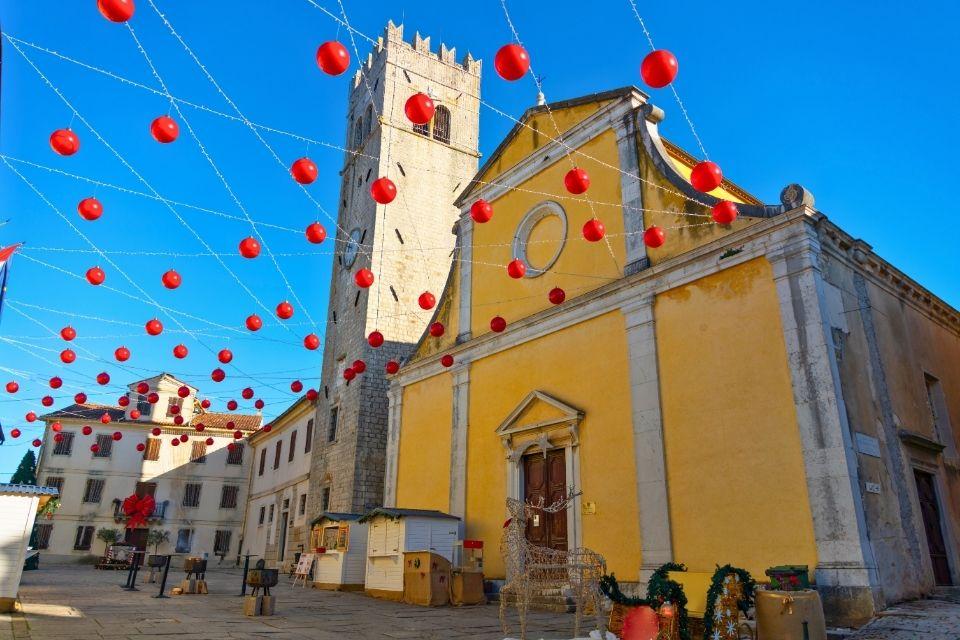 De kerk van Motovun tijdens kerst, Kroatië