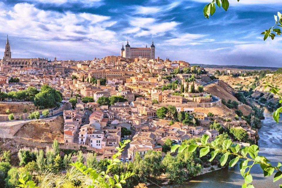 Zicht op de middeleeuwse skyline van Toledo Spanje