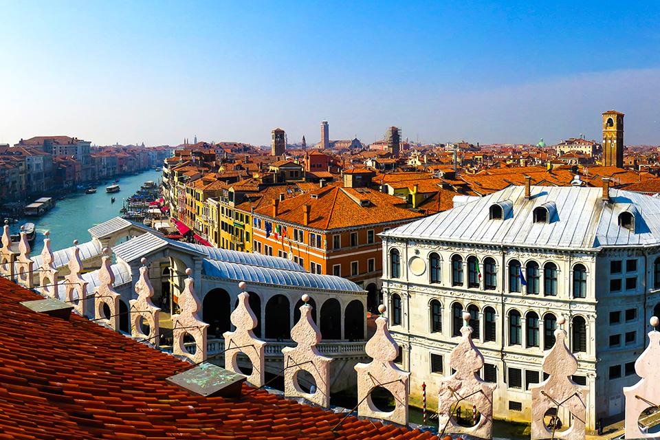 Uitzicht op Venetië vanaf T Fondaco dei Tedeschi, Italië