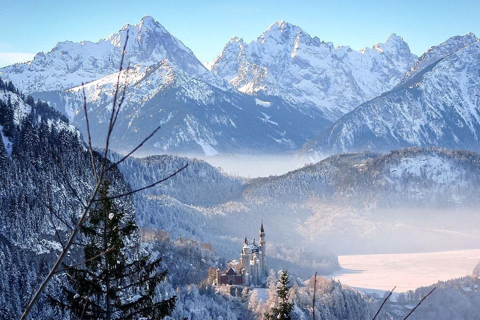 Winters Neuschwanstein vanuit Hohenschwangau, Duitsland