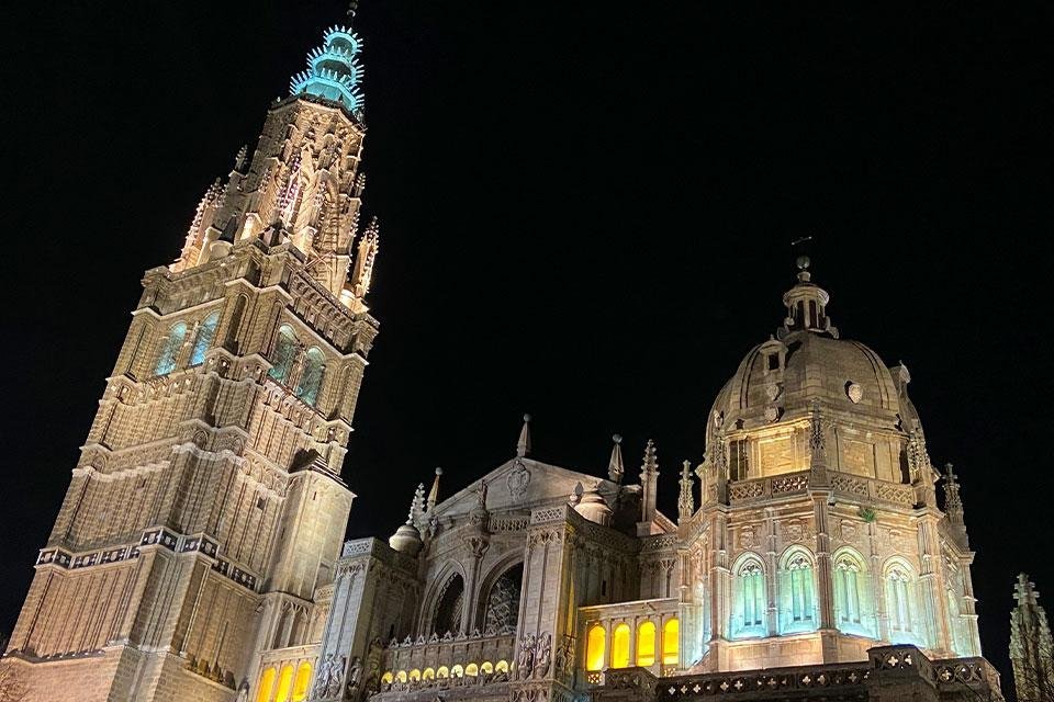 Kathedraal van Toledo in de avond, Spanje