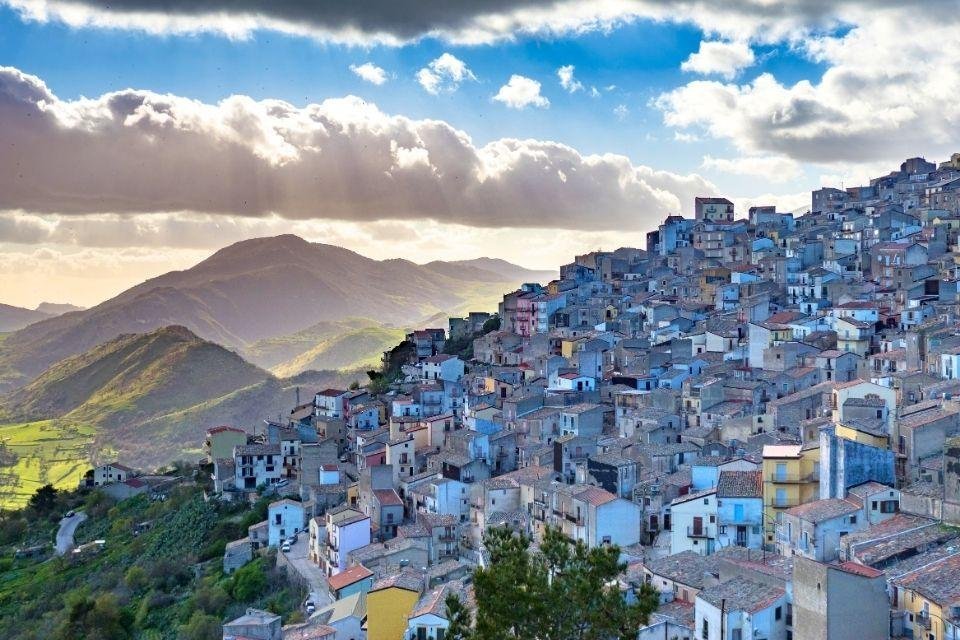 Het bergdorpje Prizzi, Sicilië, Italië