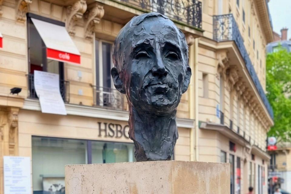 Buste van Charles Aznavour in Parijs Frankrijk