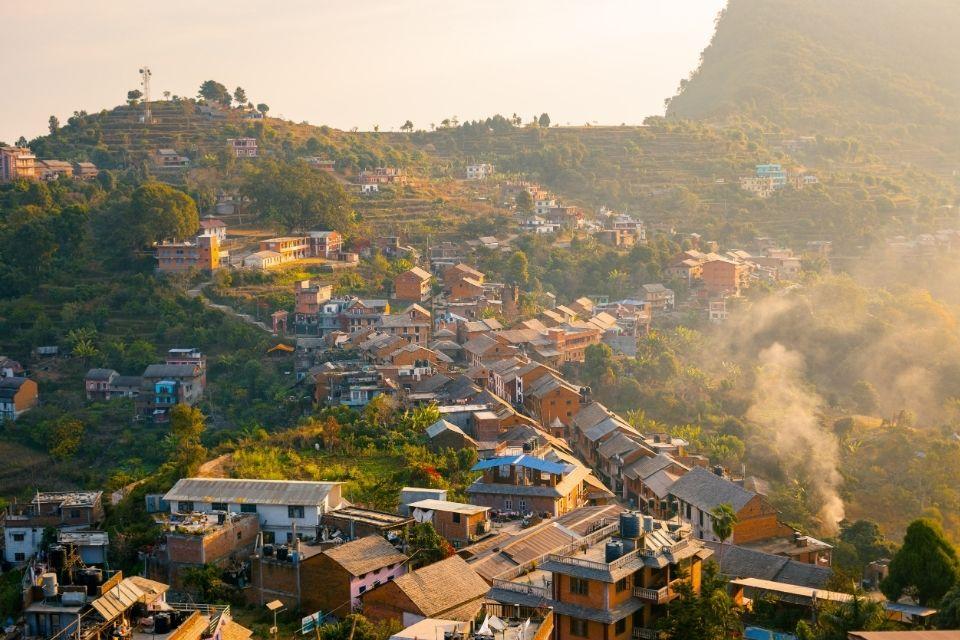Zicht op bergstad Bandipur in Nepal