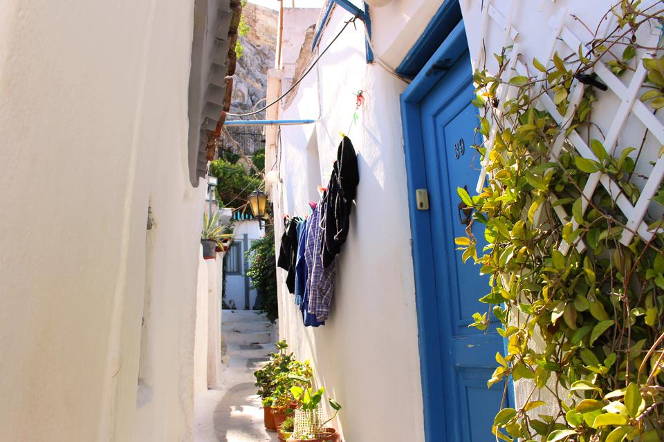 Straatje in de wijk Pláka in Athene, Griekenland