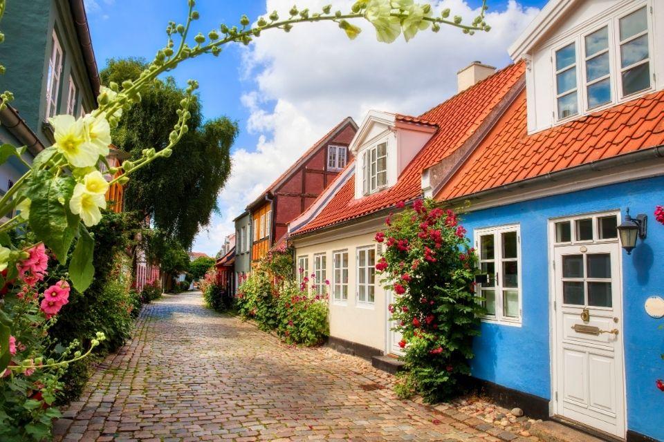 Het schilderachtige straatje Møllestien in Århus, Denemarken