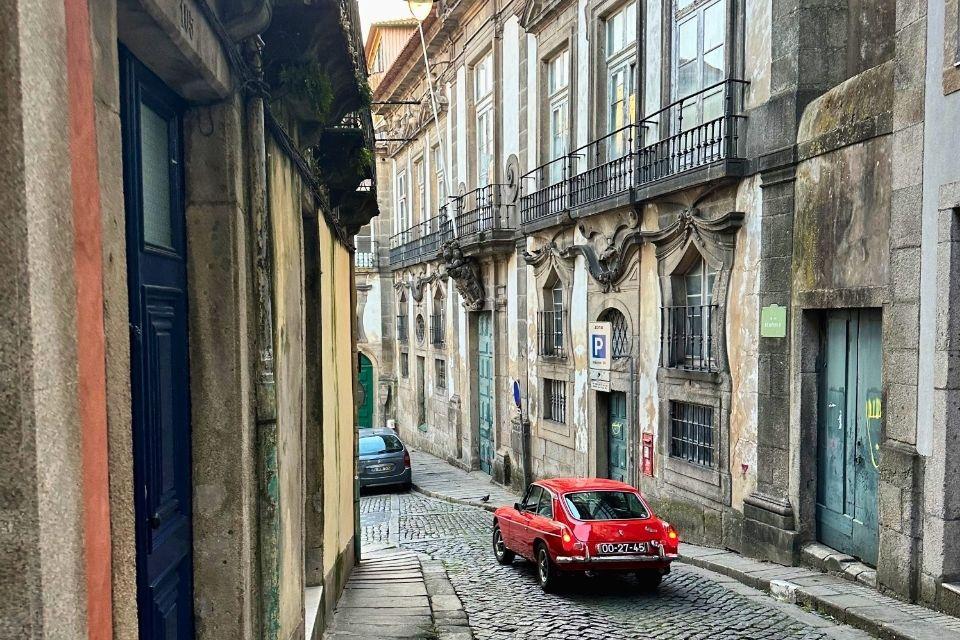 Vintage-auto in de straatjes van Porto Portugal