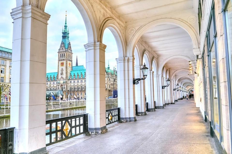 Zicht op het Rathaus in Hamburg, Duitsland