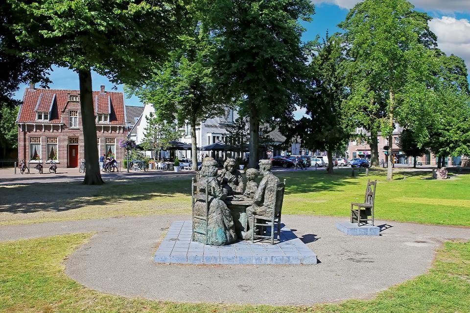 Beeld van Vincent van Goghs Aardappeleters in Nuenen, Nederland
