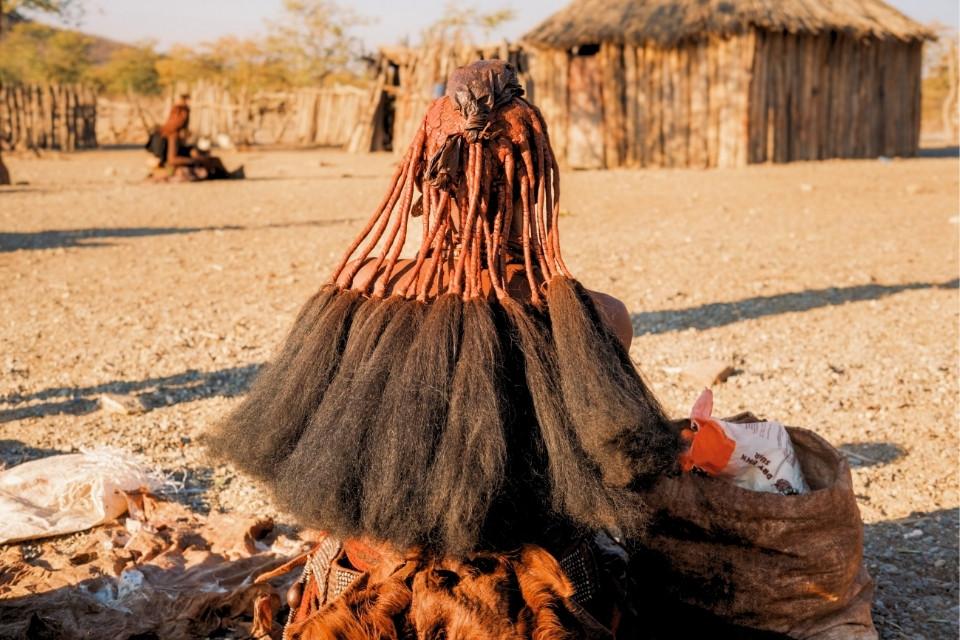Een Himba-vrouw in de buurt van Opuwo, Namibië