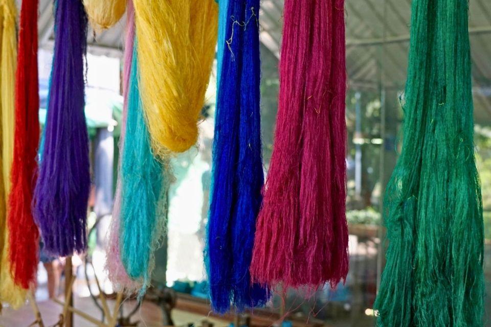 Gekleurde zijdedraad op Silk Island Cambodja