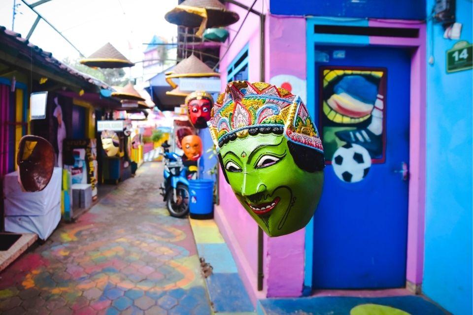 Kleurrijke straat in Malang op Java, Indonesië