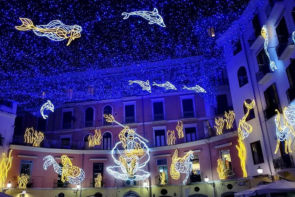 Kerstlichtjes in Salerno, Italië