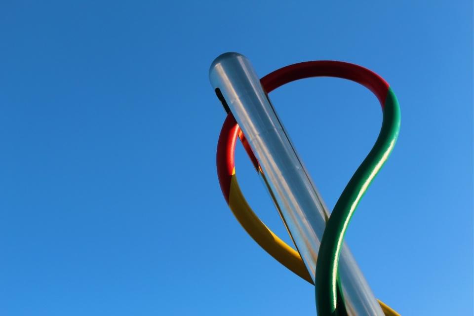 'Ago, filo e nodo' op het Piazza Cadorna in Milaan, Italië