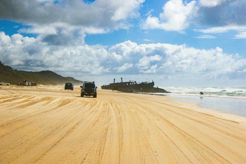 Met 4-wheel drives naar het Maheno-scheepswrak, Australië