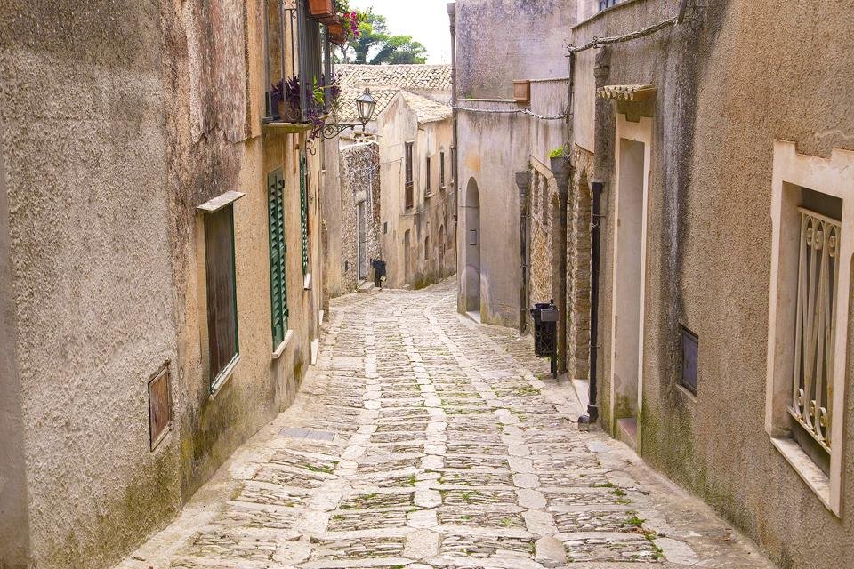 Straatje in Erice op Sicilië, Italië