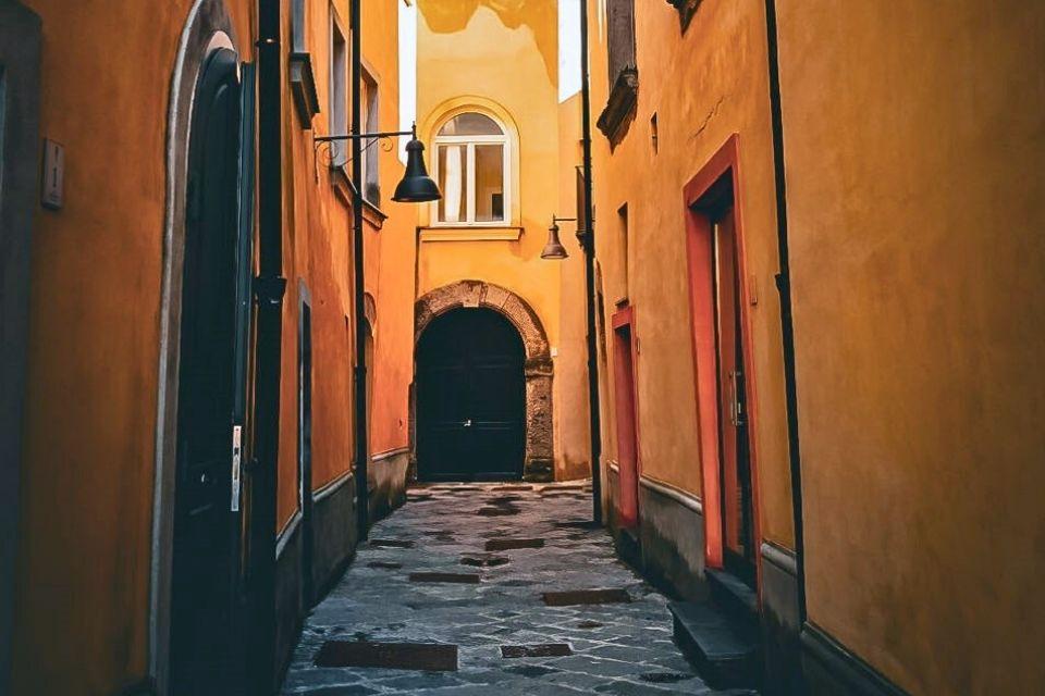 Straat in Rione Terra, Pozzuoli | Foto Harm Hakkoer
