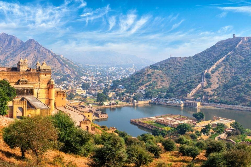 Zicht op Jaipur en het Fort van Amber in Jaipur