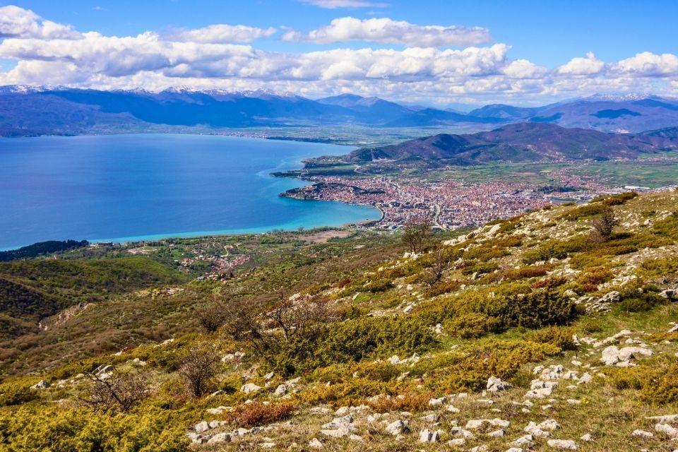 Uitzicht vanuit nationaal park Galicica op Ohrid en het Ohrid-meer Noord-Macedonië