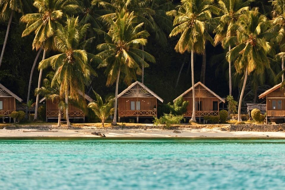 Vakantiehuisjes langs de kust van Una Una, Sulawesi, Indonesië