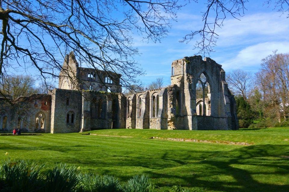 De Tudor-ruïnes in Netley Abbey, Groot-Brittannië