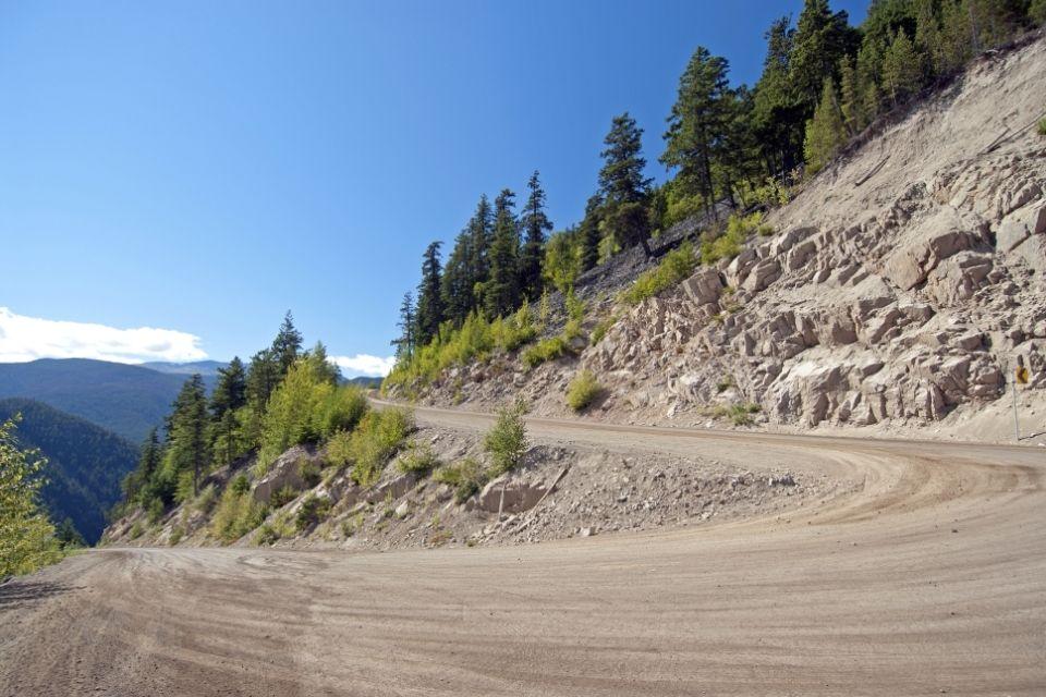 Gravelweg op de route naar Bella Coola, Canada