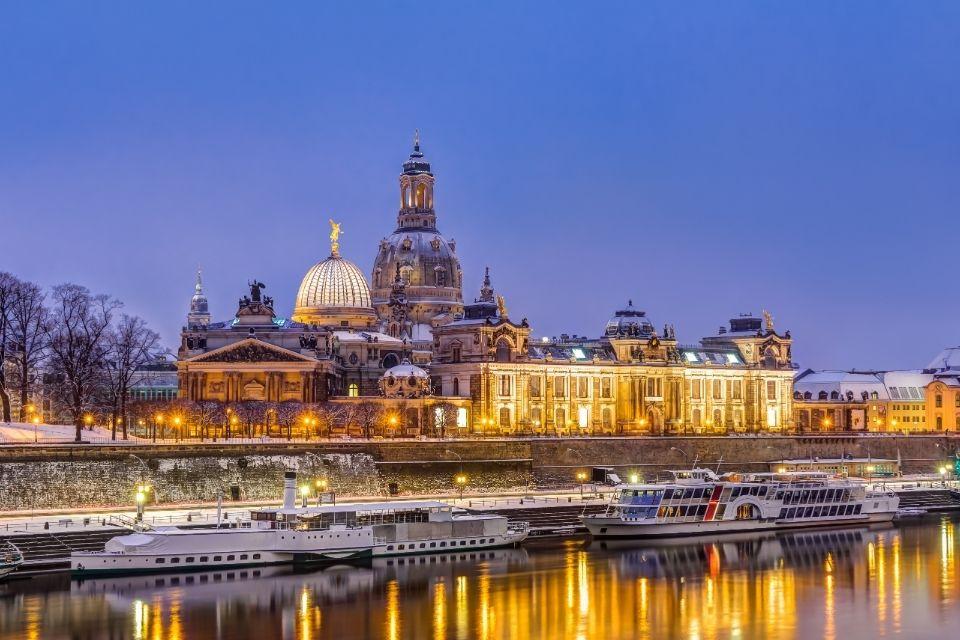 Zicht op het sfeervol verlichte Dresden aan de Elbe Duitsland
