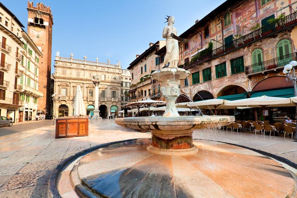 Piazza dell'Erbe in Verona, Italië