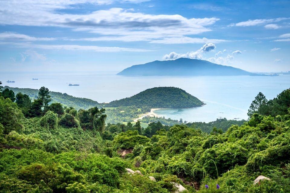 Panoramisch vergezicht van de Hai Van Pass (Wolkenpas) Vietnam