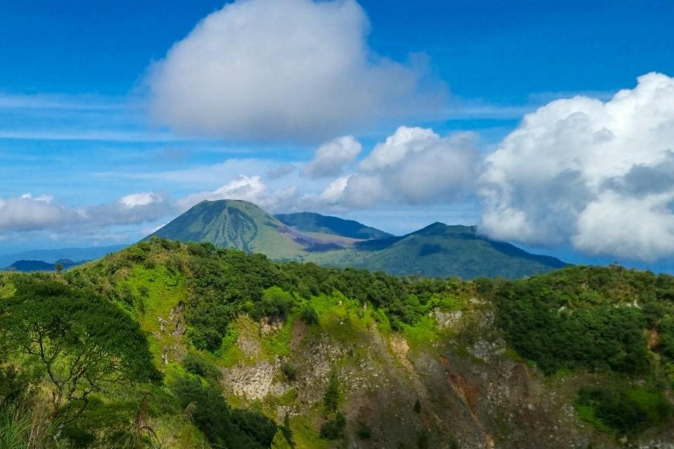 Uitzicht vanaf Mount Mahawu, Sulawesi, Indonesië