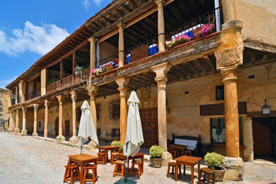 Het Plaza Mayor in Pedraza Spanje