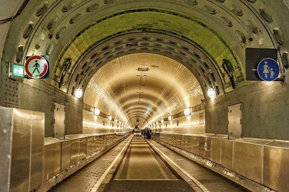 De Elbetunnel in Hamburg, Duitsland